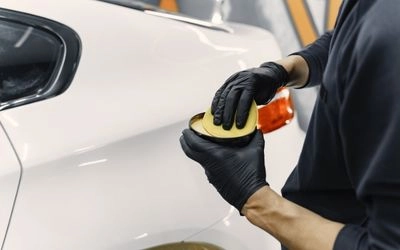 Carro com enceramento automotivo aplicado, destacando brilho e acabamento impecável