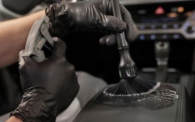 Lavação automotiva detalhada com limpeza completa interna e externa do veículo