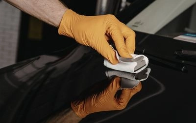 Vitrificação automotiva com proteção cerâmica e brilho intenso na pintura